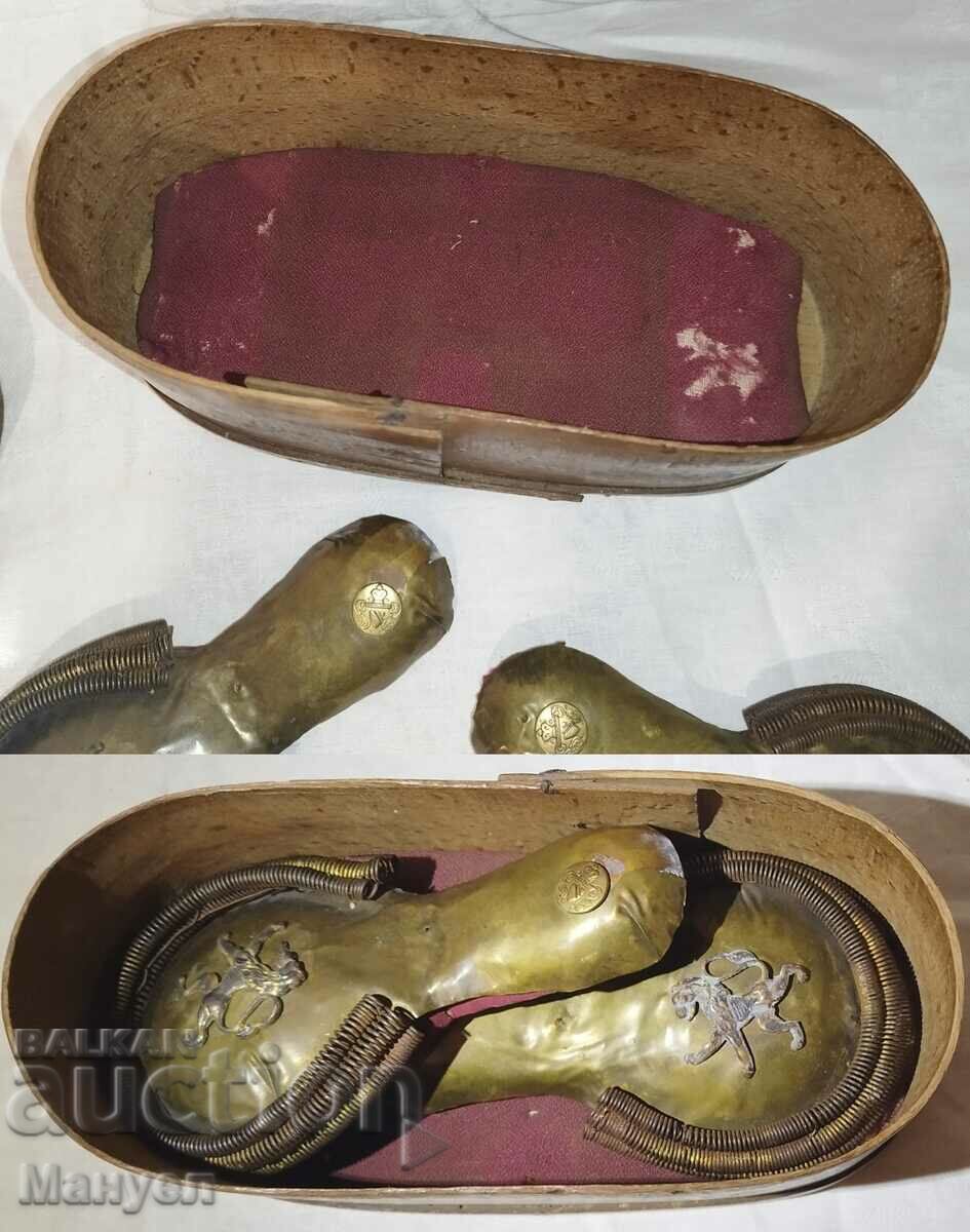 Delivery of Old military epaulettes. Delivery of Old military epaulettes.