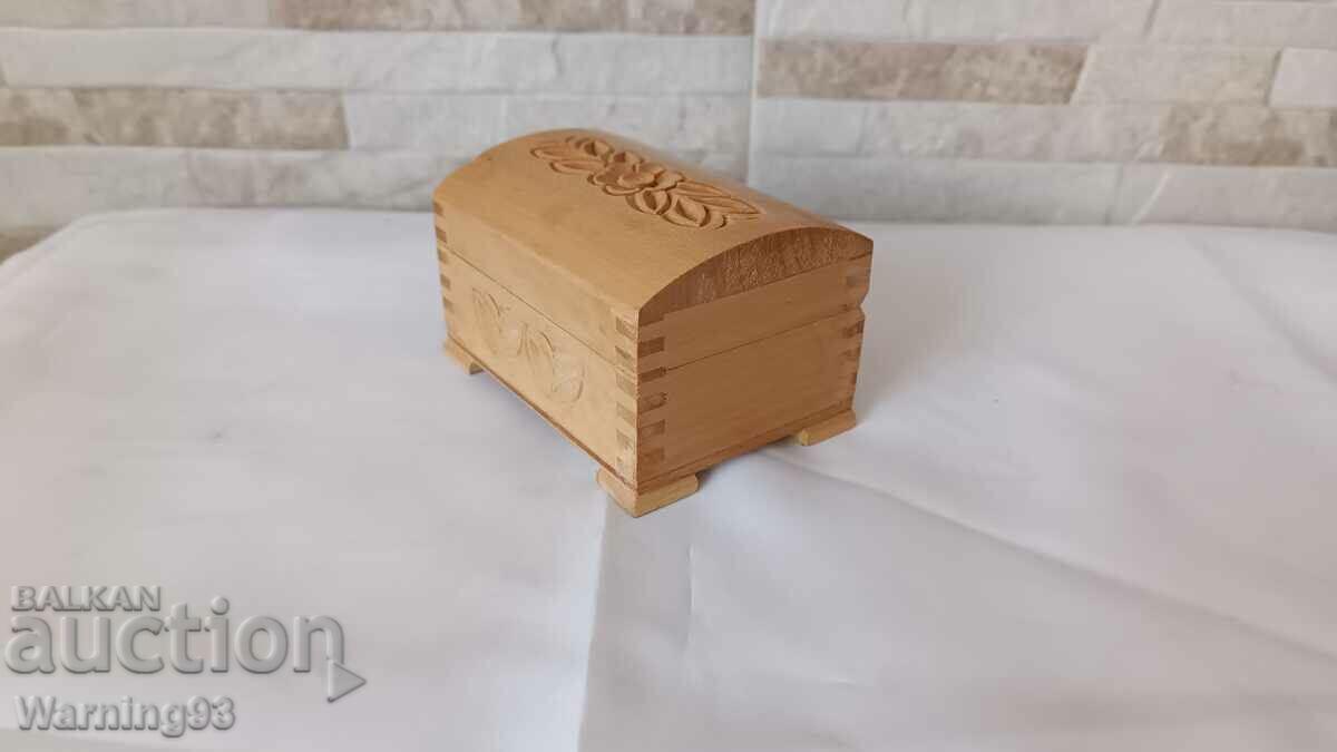 Licitație Cutie veche din lemn în formă de cufă - pirografie Licitație Cutie veche din lemn în formă de cufă - pirografie