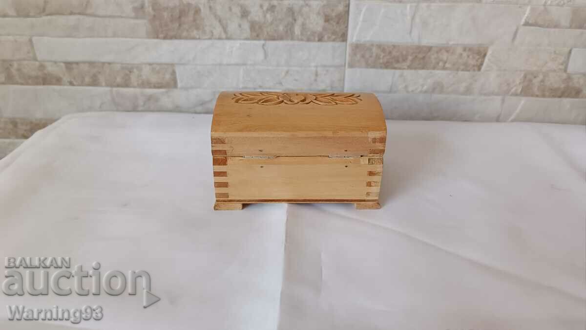 Livrarea Cutie veche din lemn în formă de cufă - pirografie Livrarea Cutie veche din lemn în formă de cufă - pirografie