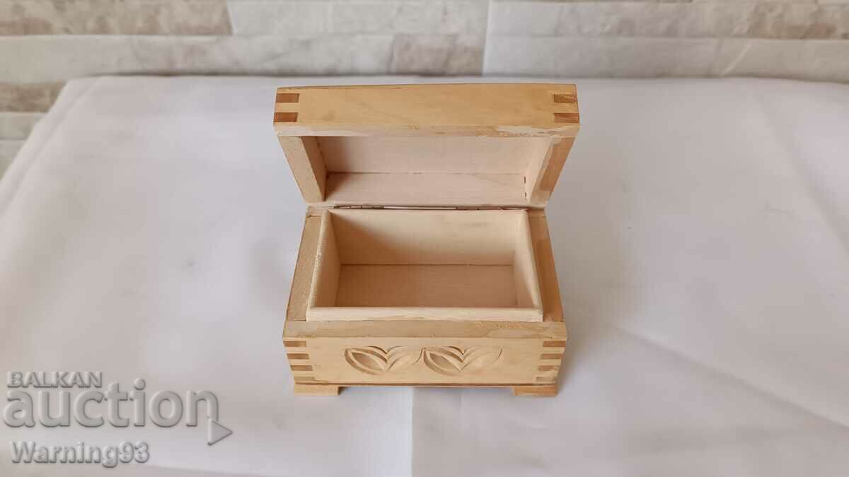 Παλιό ξύλινο κουτί σε σχήμα στήθους - πυρογραφία - 5