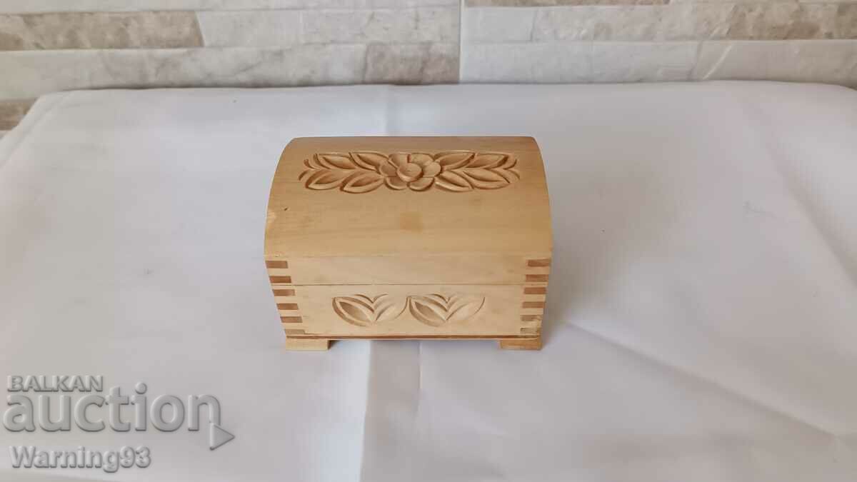 Cutie veche din lemn în formă de cufă - pirografie
