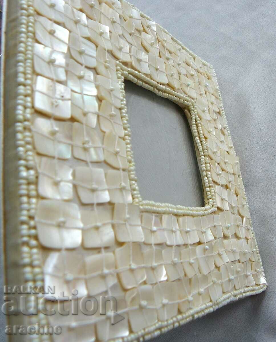 Delivery of Mother-of-pearl studded photo frame Delivery of Mother-of-pearl studded photo frame