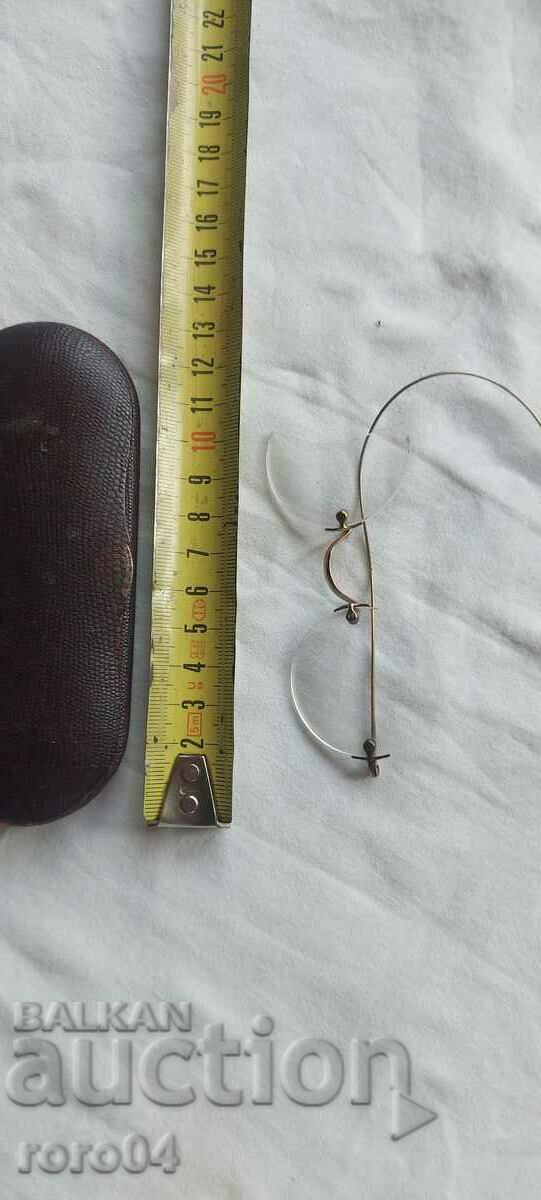 Delivery of GLASSES - CASE - JOHN LENNON