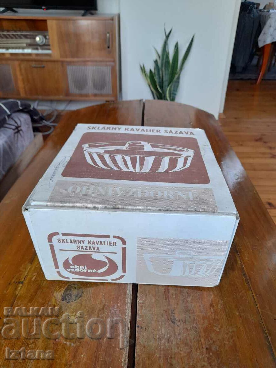 Παλιά γυάλινη φόρμα για κέικ Παλιά γυάλινη φόρμα για κέικ