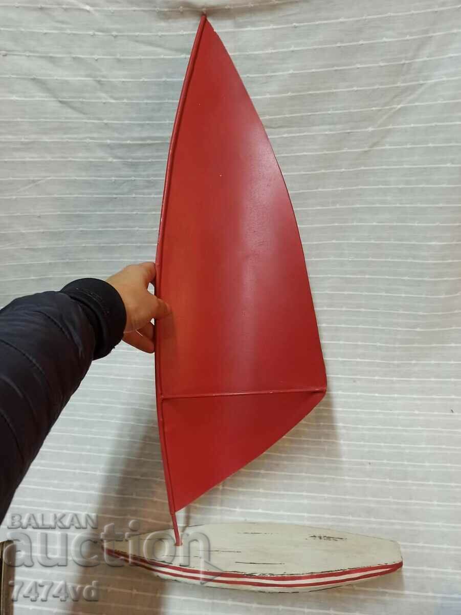 Auction Old model of a sailboat, wood and metal, 60 cm high Auction Old model of a sailboat, wood and metal, 60 cm high