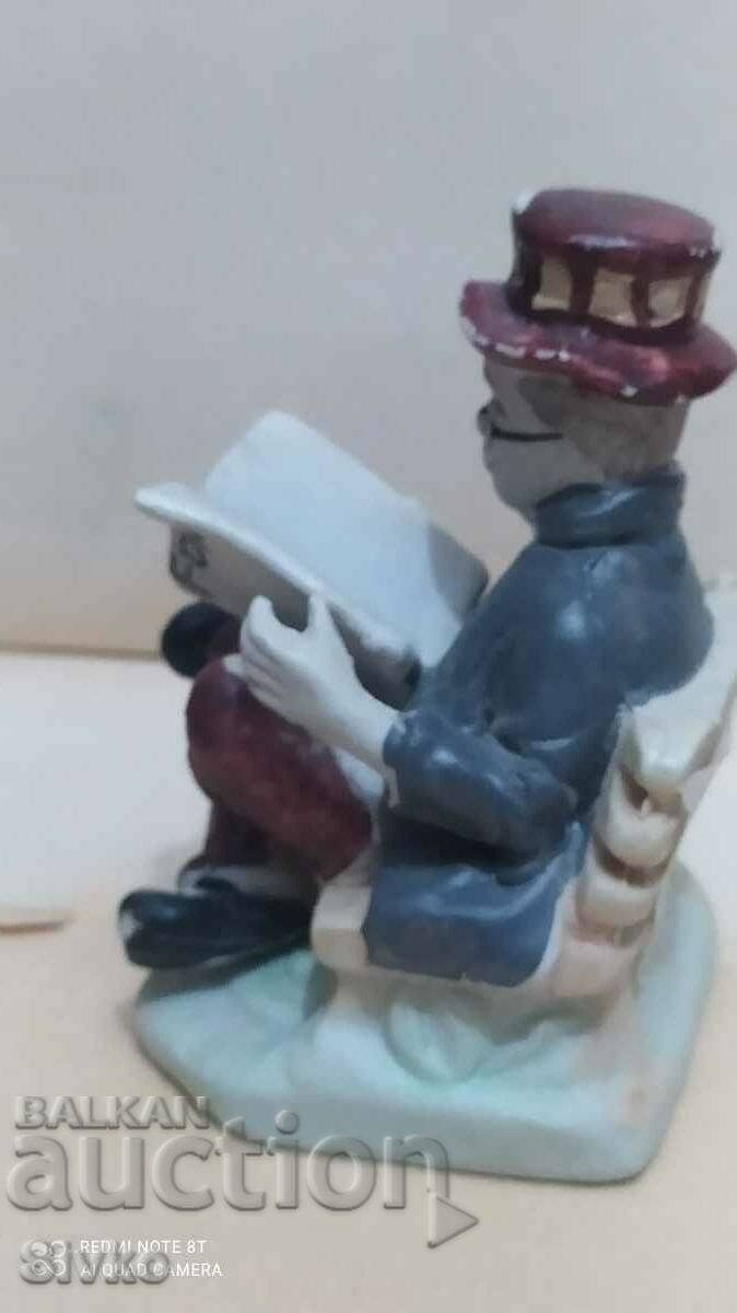 Delivery of Figure porcelain, reading man, mark Delivery of Figure porcelain, reading man, mark