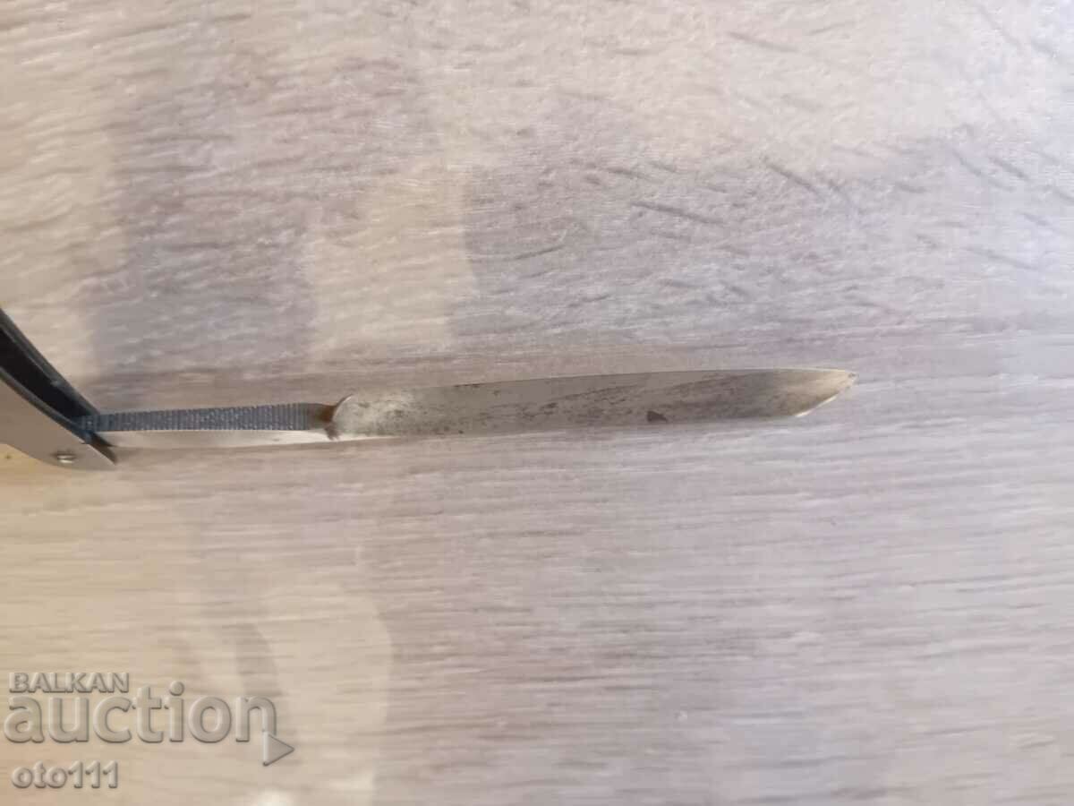 AN OLD SHAVER - 5 AN OLD SHAVER - 5