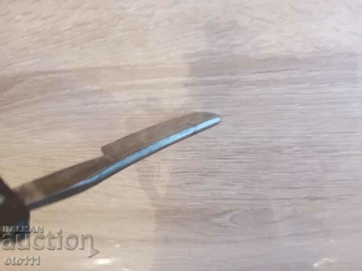 AN OLD SHAVER - 6 AN OLD SHAVER - 6