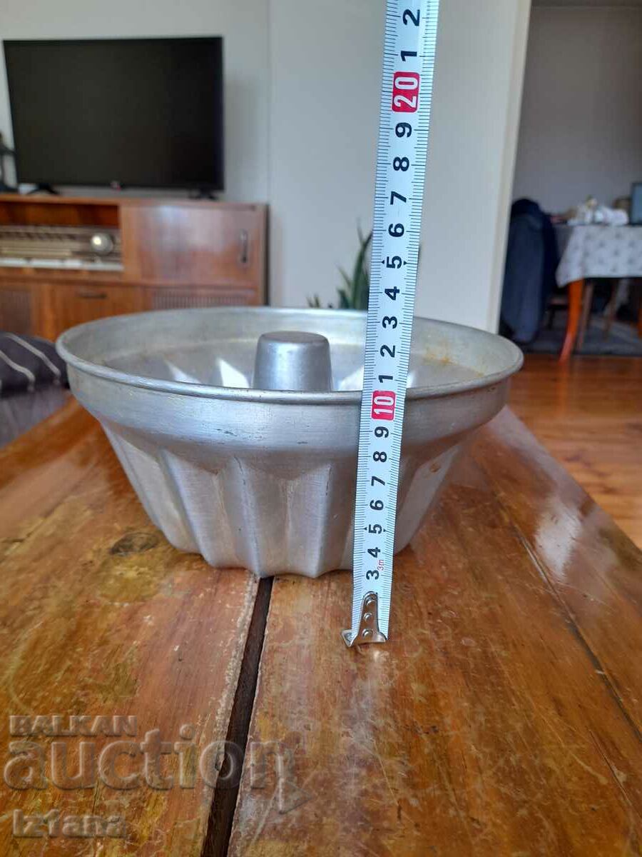 Old aluminum cake pan with price 37.00 BGN | € 18.92 Old aluminum cake pan with price 37.00 BGN | € 18.92