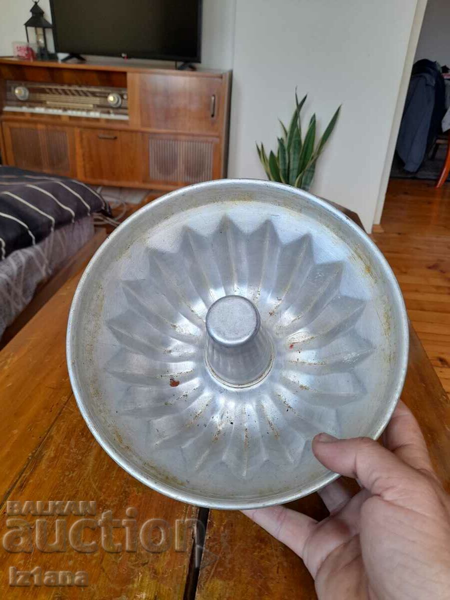 Delivery of Old aluminum cake pan Delivery of Old aluminum cake pan