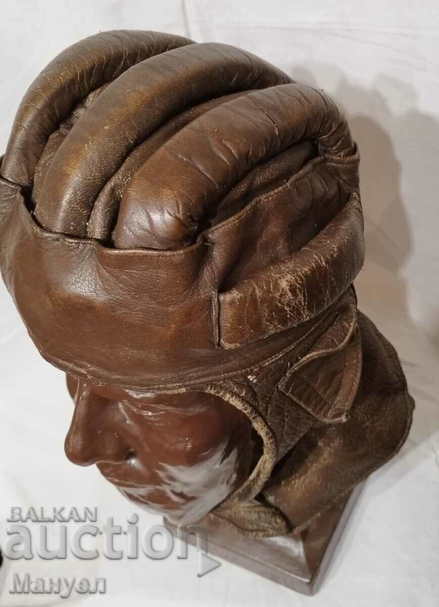 Casca veche din piele. cu preț 125.00 BGN | € 63.91 Casca veche din piele. cu preț 125.00 BGN | € 63.91