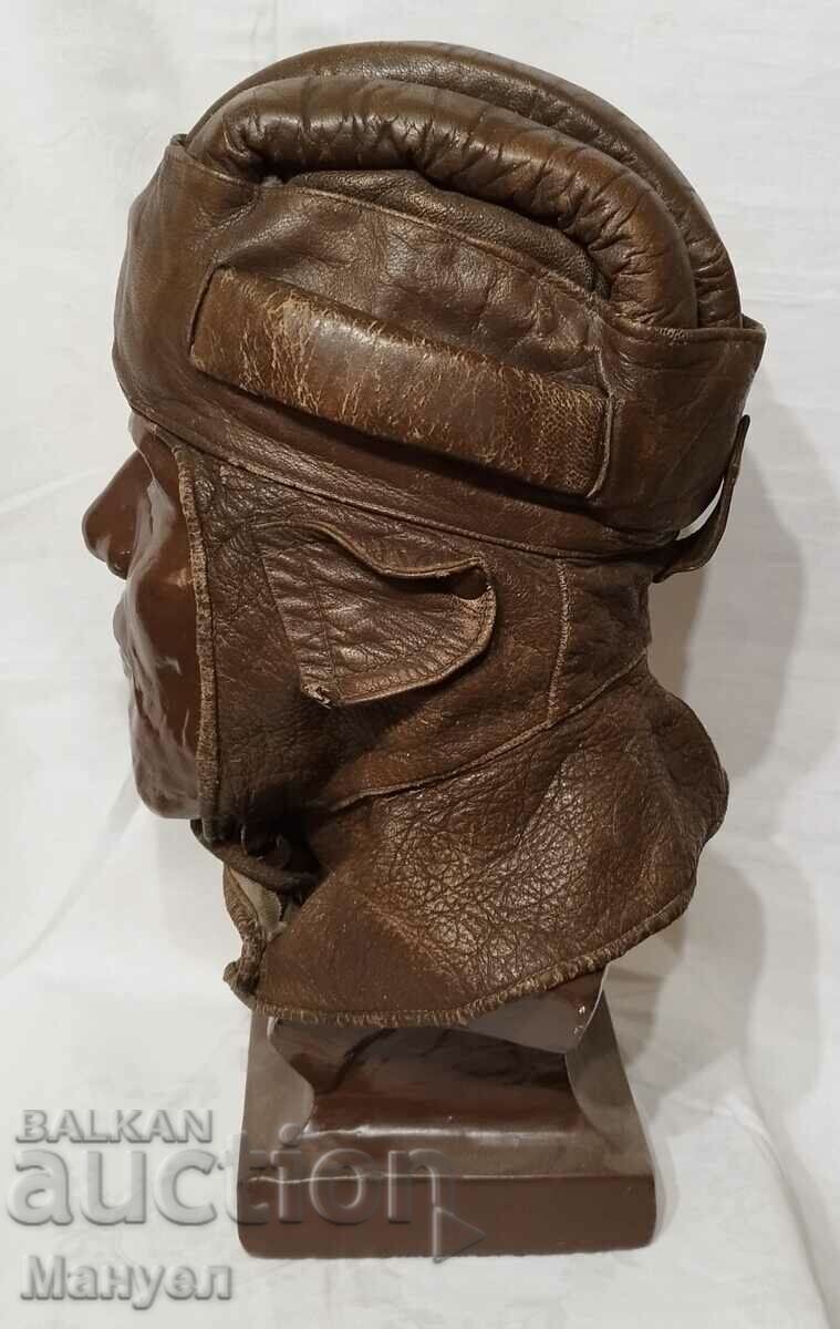 Livrarea Casca veche din piele. Livrarea Casca veche din piele.