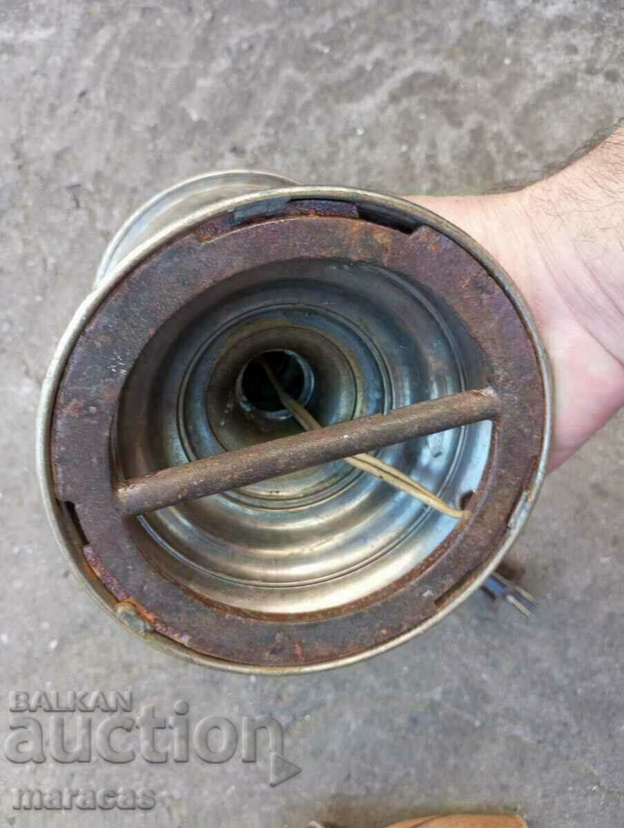 Ένα παλιό ορειχάλκινο φωτιστικό και μια ραπτομηχανή με τιμή 29.00 BGN | € 14.83 Ένα παλιό ορειχάλκινο φωτιστικό και μια ραπτομηχανή με τιμή 29.00 BGN | € 14.83