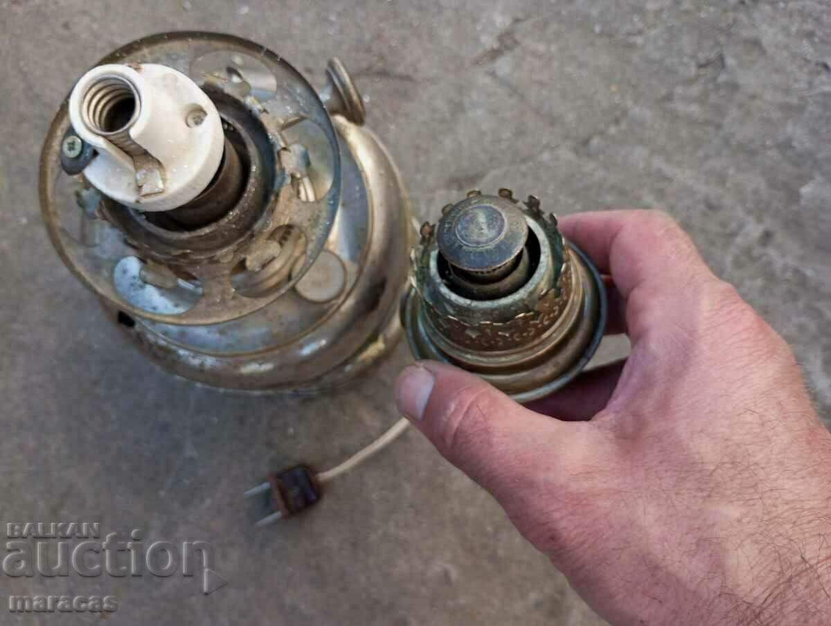 Δημοπρασία Ένα παλιό ορειχάλκινο φωτιστικό και μια ραπτομηχανή Δημοπρασία Ένα παλιό ορειχάλκινο φωτιστικό και μια ραπτομηχανή