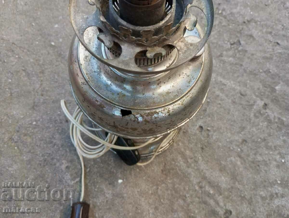 Παράδοση Ένα παλιό ορειχάλκινο φωτιστικό και μια ραπτομηχανή Παράδοση Ένα παλιό ορειχάλκινο φωτιστικό και μια ραπτομηχανή