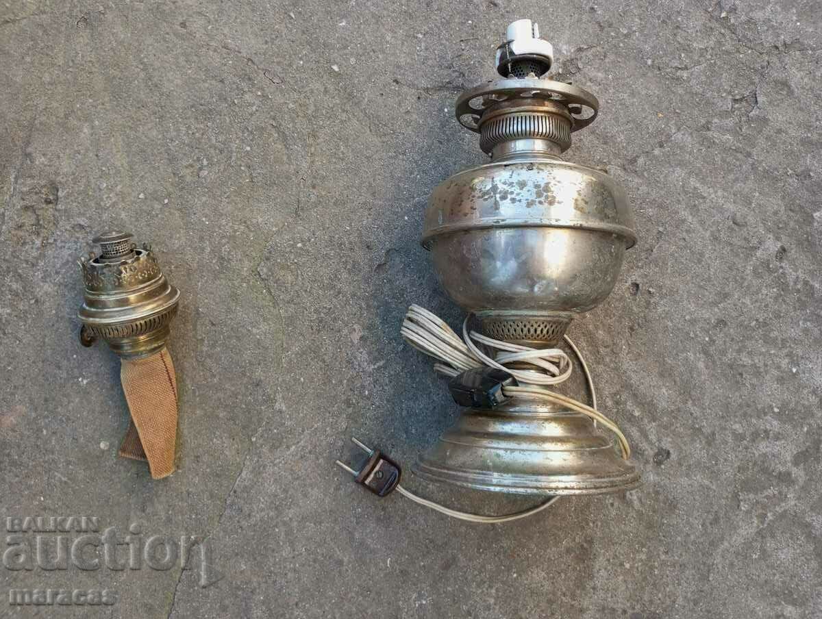 Ένα παλιό ορειχάλκινο φωτιστικό και μια ραπτομηχανή Ένα παλιό ορειχάλκινο φωτιστικό και μια ραπτομηχανή