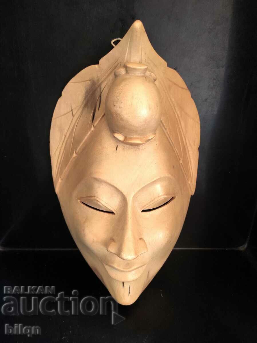 Interesanta masca din lemn