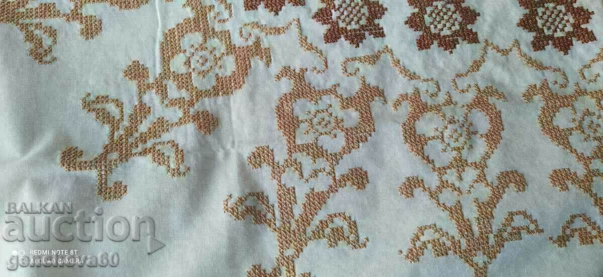 Auction  New tablecloth 130/158cm with hand embroidery
