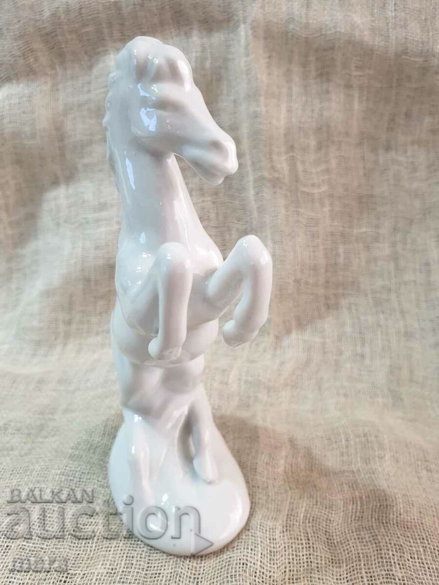 Μια όμορφη πορσελάνινη φιγούρα αλόγου με τιμή 24.00 BGN | € 12.27 Μια όμορφη πορσελάνινη φιγούρα αλόγου με τιμή 24.00 BGN | € 12.27