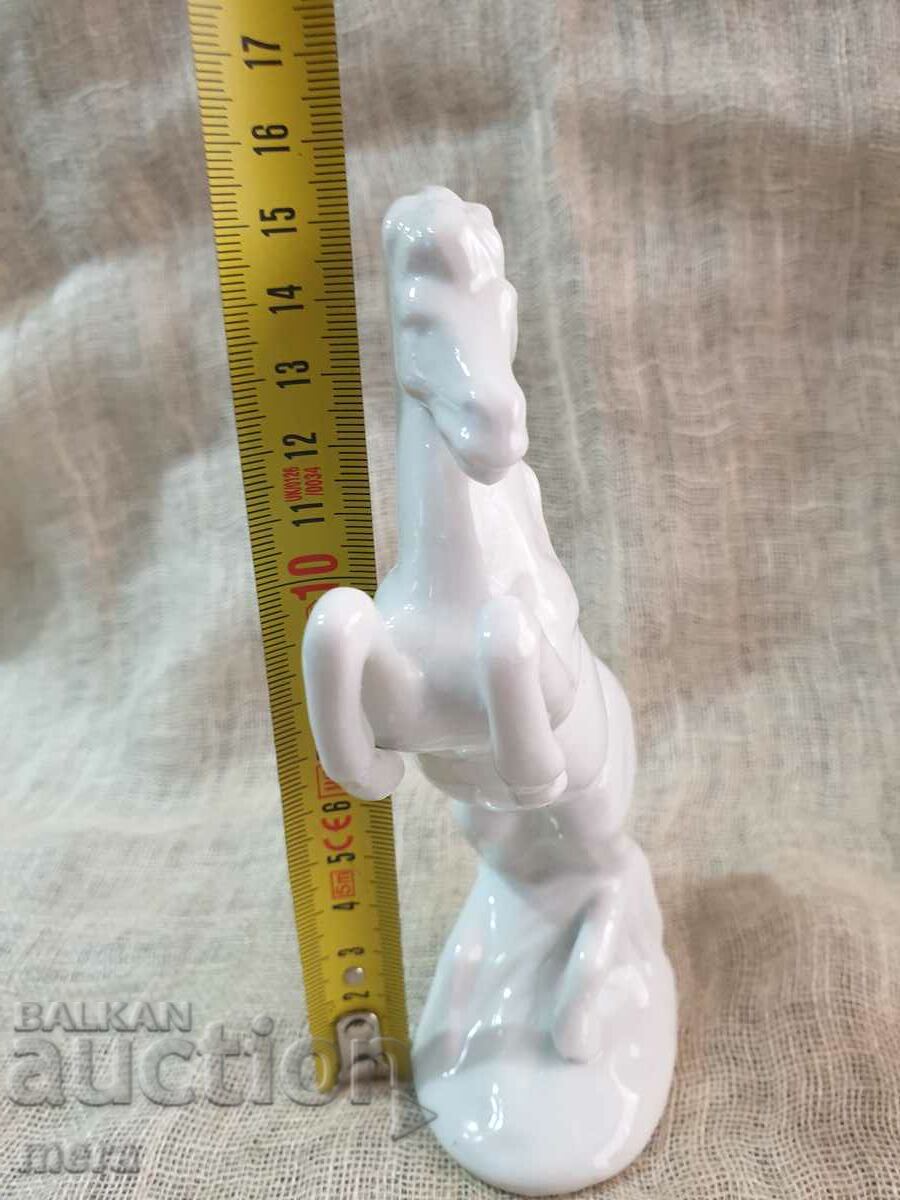 Παράδοση Μια όμορφη πορσελάνινη φιγούρα αλόγου Παράδοση Μια όμορφη πορσελάνινη φιγούρα αλόγου