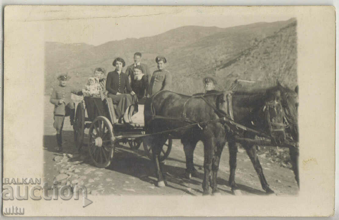 Fotografie originală, un grup de soldați cu o căruță și o femeie