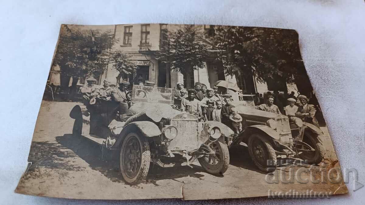 Φωτογραφία Άνδρες, γυναίκες και παιδιά με ένα vintage αυτοκίνητο. μπροστά από το Beer Hall Next