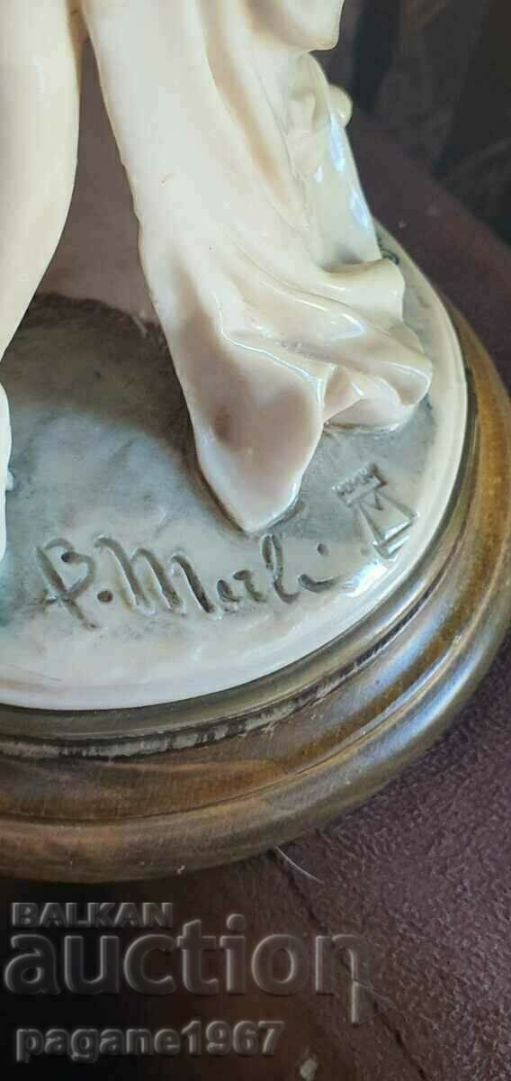 Delivery of Statuette with markings Delivery of Statuette with markings