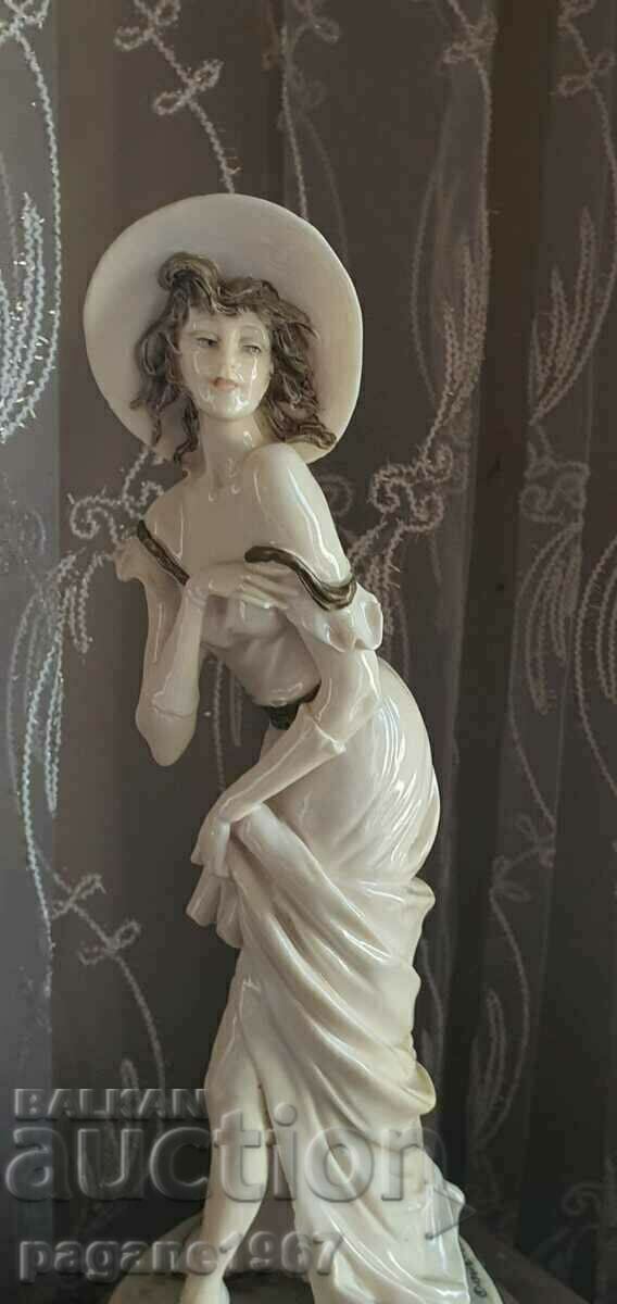 Statuette with markings - 5 Statuette with markings - 5