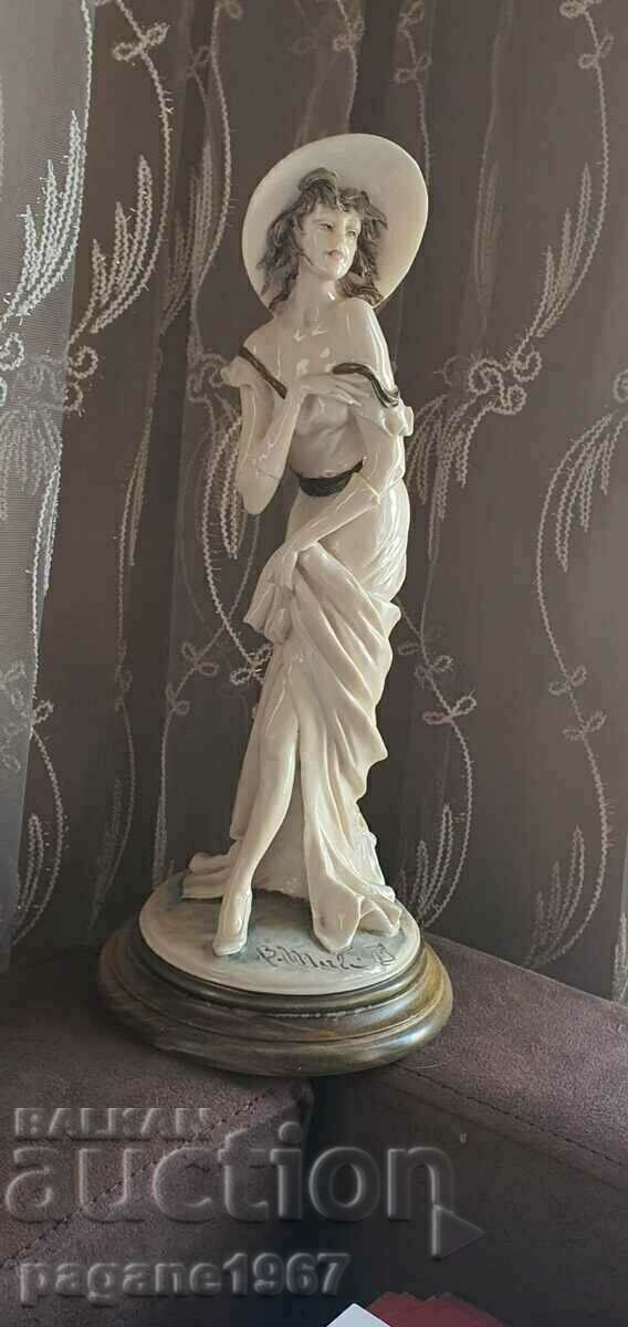 Statuette with markings Statuette with markings