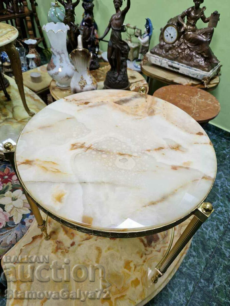 Доставка на Чудесна антикварна бронзова масичка с оникс Доставка на Чудесна антикварна бронзова масичка с оникс