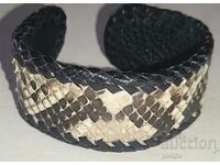 Leather adjustable bracelet made of calfskin and snakeskin.