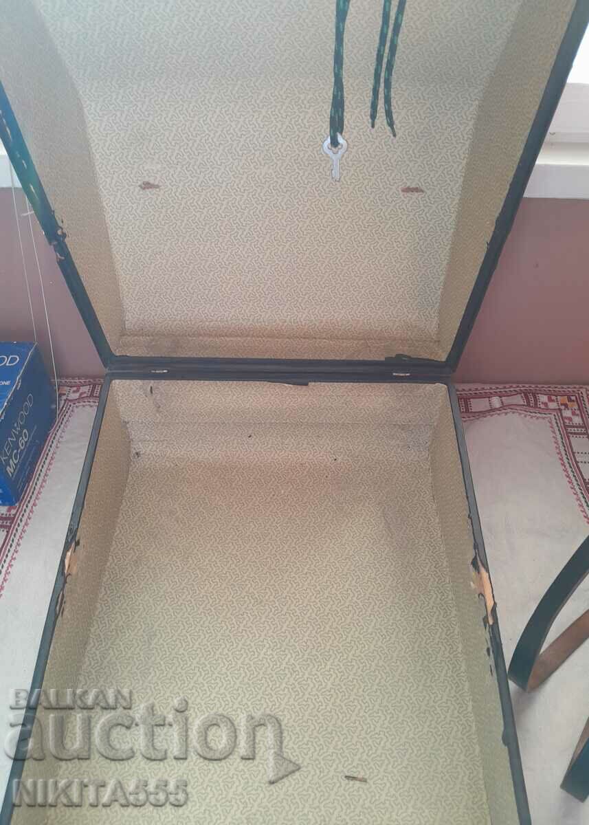 Weltmeister 40 bass accordion with case and key - 6