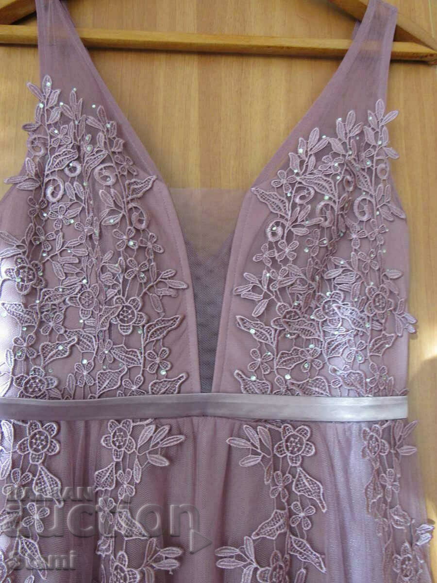 Auction Beautiful elegant formal dress Auction Beautiful elegant formal dress