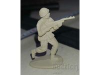 Figurină retro din plastic - un soldat care împușcă o mitralieră
