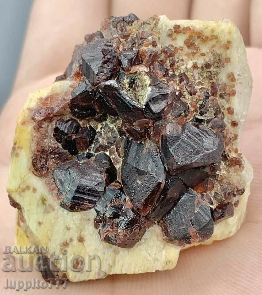 Παράδοση 58 γραμμάρια φυσική σπεσαρτίνη γρανάτης σε άστριο μοναδική