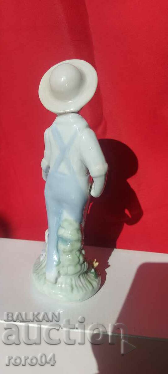 Auction BEAUTIFUL OLD PORCELAIN STATUETTE Auction BEAUTIFUL OLD PORCELAIN STATUETTE