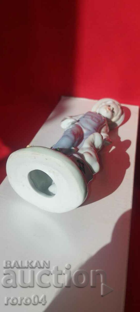 BEAUTIFUL OLD PORCELAIN STATUETTE - 6 BEAUTIFUL OLD PORCELAIN STATUETTE - 6