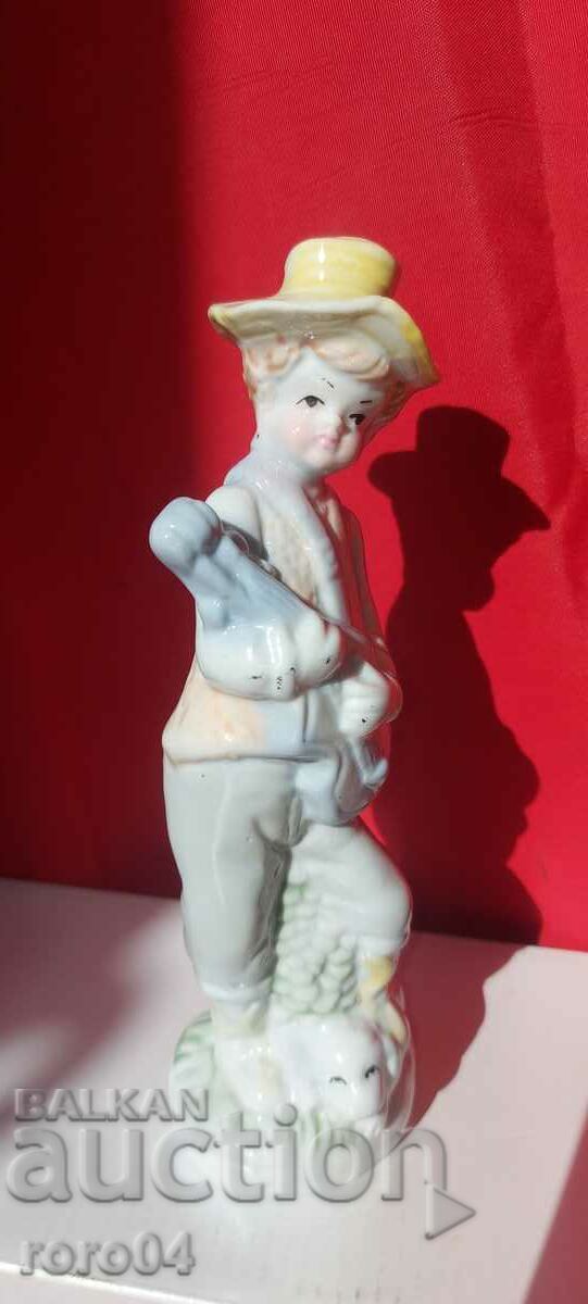 FRUMOASĂ STATUETA VECHE DE PORCELAN cu preț € 23.99 | 46.92 BGN