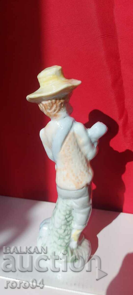Licitație FRUMOASĂ STATUETA VECHE DE PORCELAN