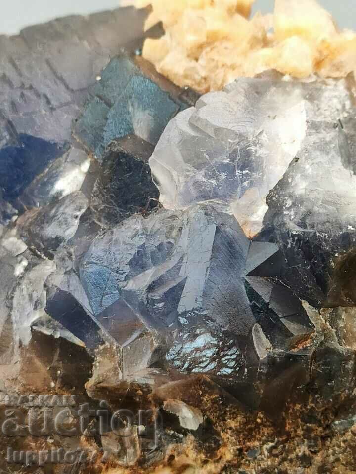 215 γραμμάρια φυσικού μπλε φθορίτη με ασβεστίτη σε μια μοναδική μήτρα με τιμή 199.00 BGN | € 101.75