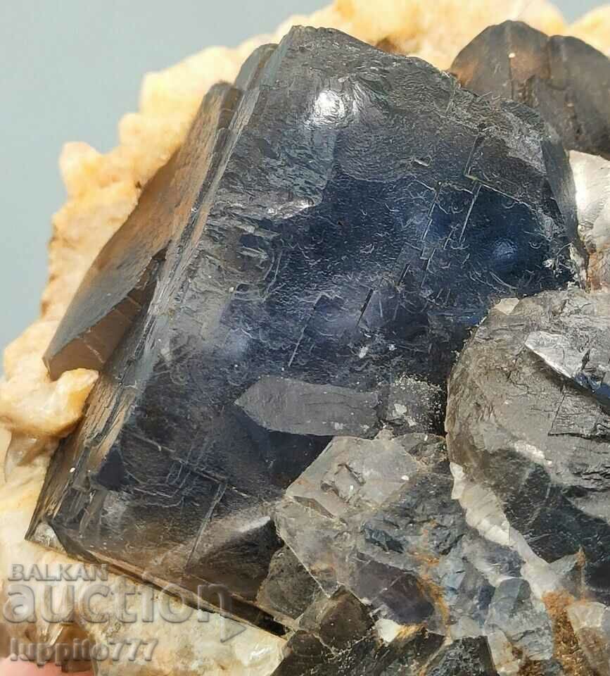 Παράδοση 215 γραμμάρια φυσικού μπλε φθορίτη με ασβεστίτη σε μια μοναδική μήτρα