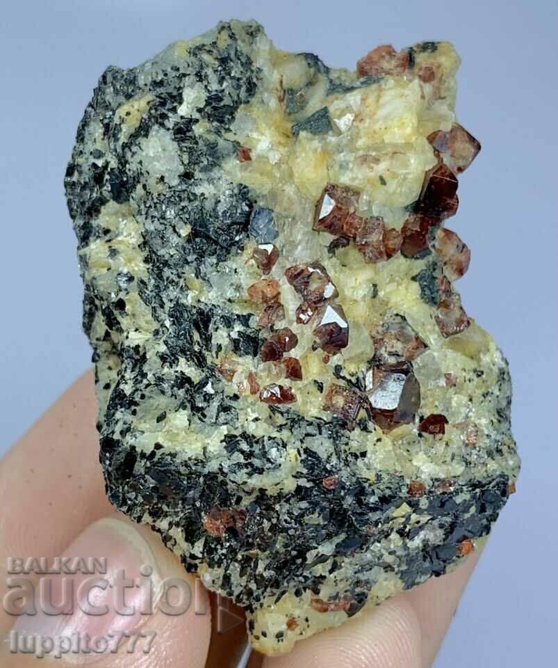 Delivery of 50 grams of natural red zircon per unique matrix Delivery of 50 grams of natural red zircon per unique matrix