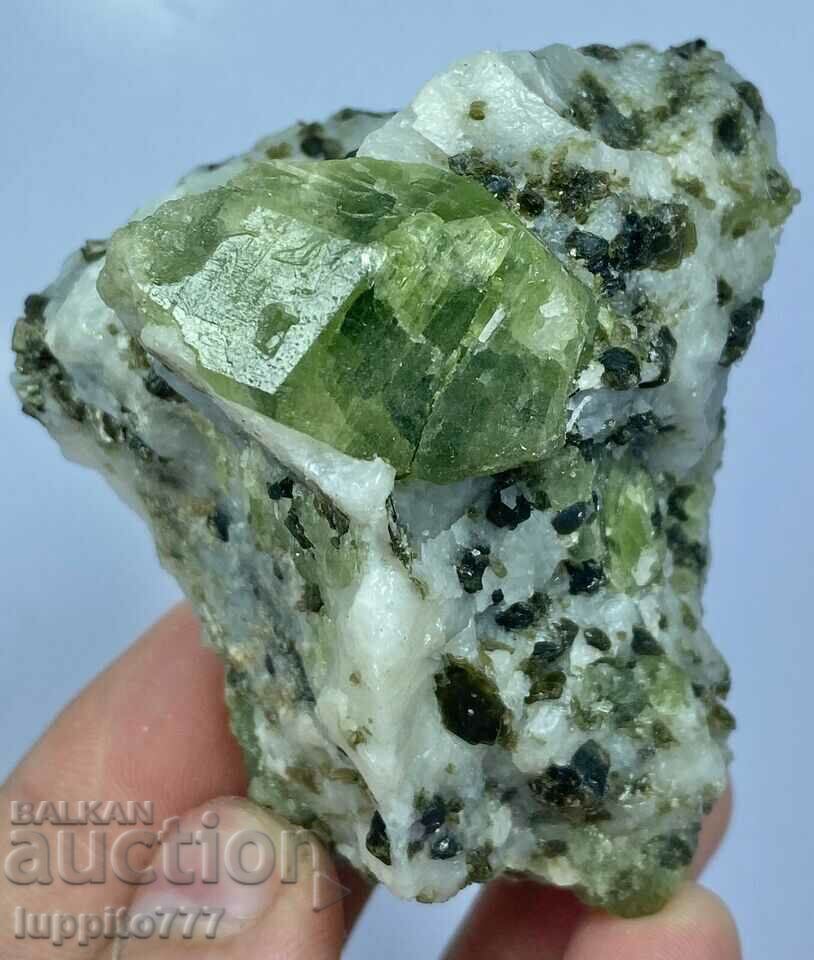 Delivery of 264 grams of natural green diopsite on a unique matrix Delivery of 264 grams of natural green diopsite on a unique matrix
