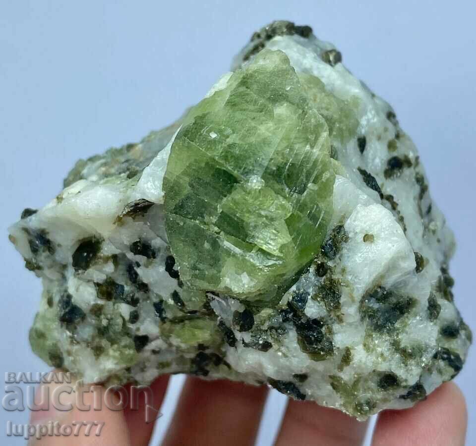 264 grams of natural green diopsite on a unique matrix - 6 264 grams of natural green diopsite on a unique matrix - 6