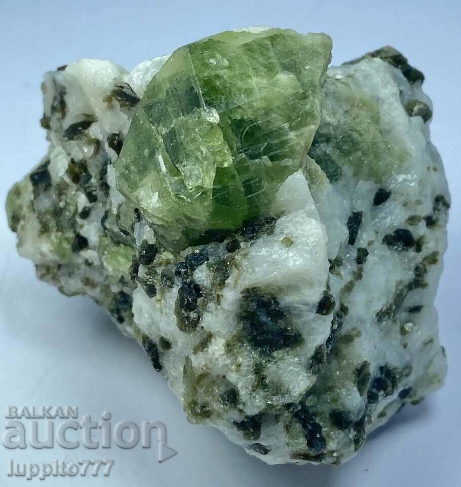 264 grams of natural green diopsite on a unique matrix - 7 264 grams of natural green diopsite on a unique matrix - 7