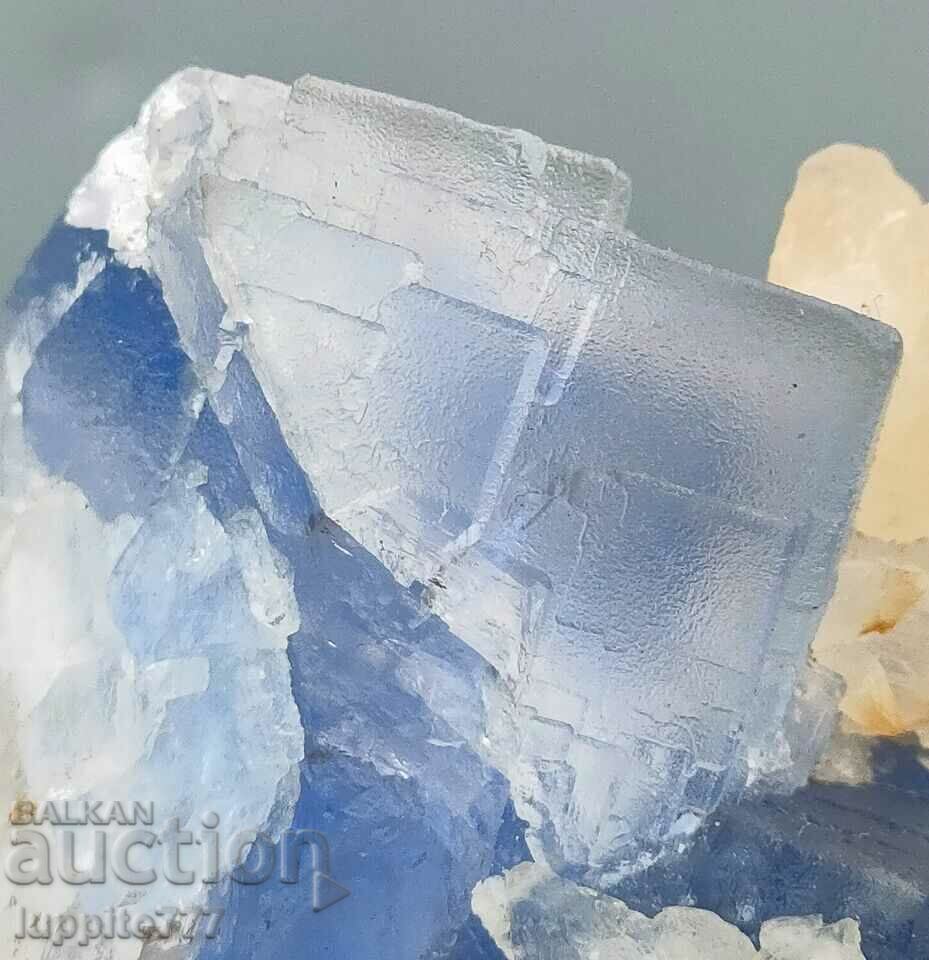 176 γραμμάρια φυσικού μπλε φθορίτη με ασβεστίτη σε μήτρα μοναδικό με τιμή 199.00 BGN | € 101.75