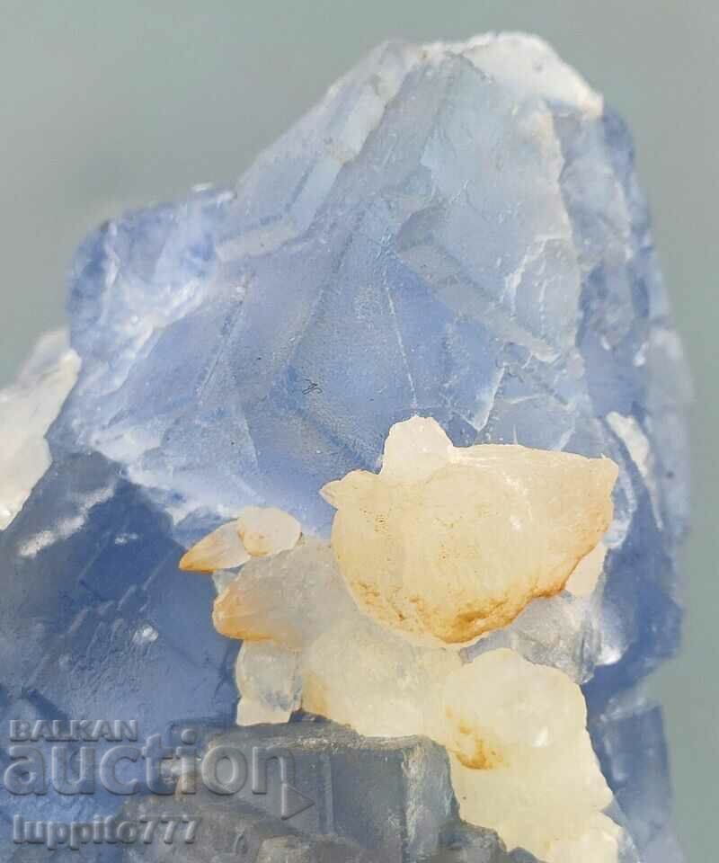 Παράδοση 176 γραμμάρια φυσικού μπλε φθορίτη με ασβεστίτη σε μήτρα μοναδικό