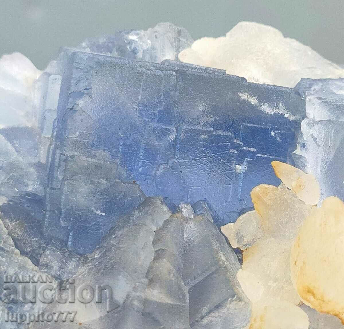 176 грама естествен син флуорит с калцит на матрица уникат
