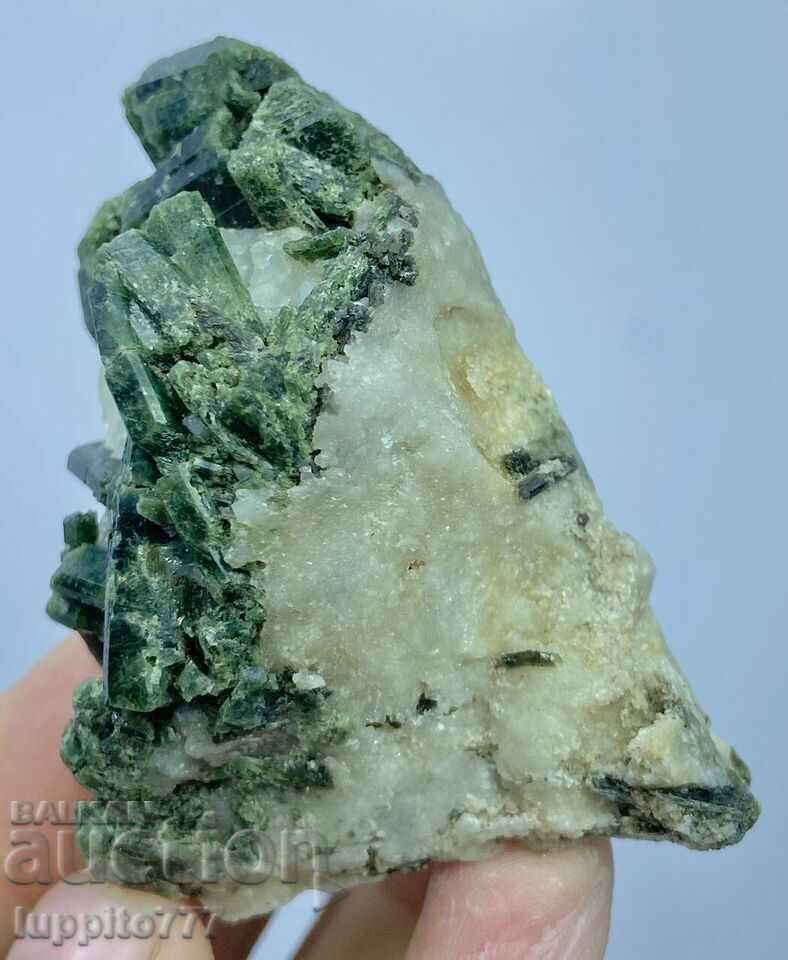 Delivery of 147 grams of natural green chrome diopsite on a unique matrix Delivery of 147 grams of natural green chrome diopsite on a unique matrix