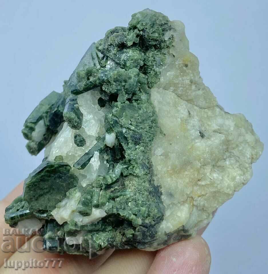 147 grams of natural green chrome diopsite on a unique matrix - 5 147 grams of natural green chrome diopsite on a unique matrix - 5